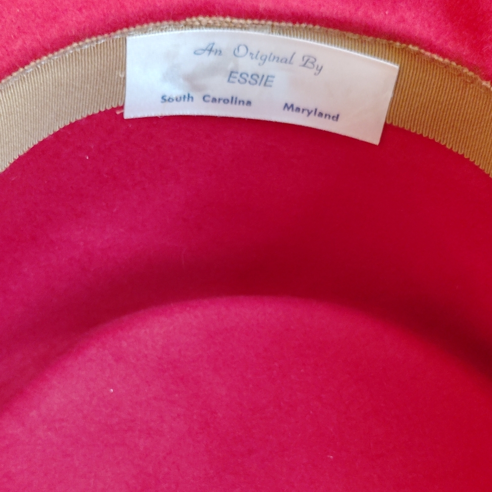 Elegant Red Wide-Brim Felt Hat with Feather Accent - Picture 7 of 12